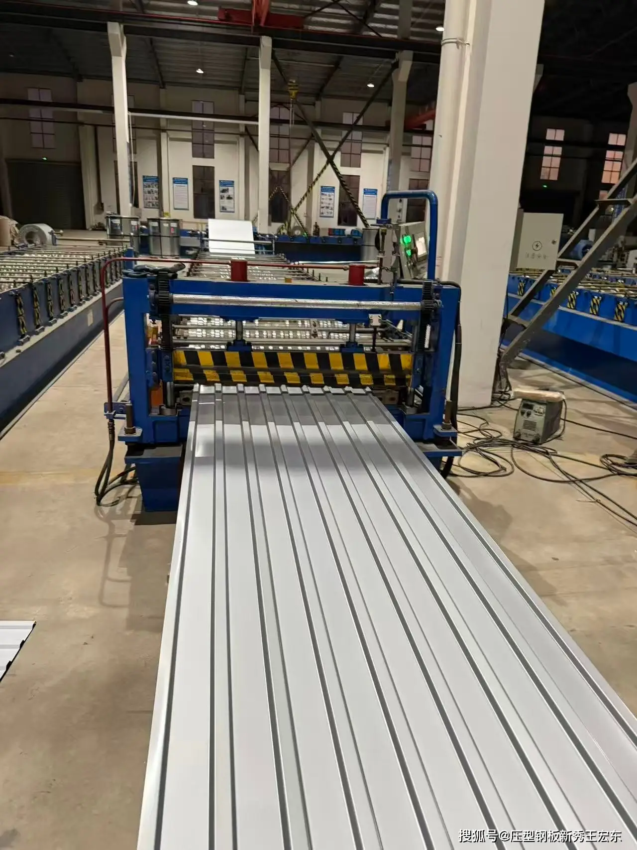 YXB18-76-836彩鋼板：輕質(zhì)高強、多能一體化的現代建筑創(chuàng  )新解決方案